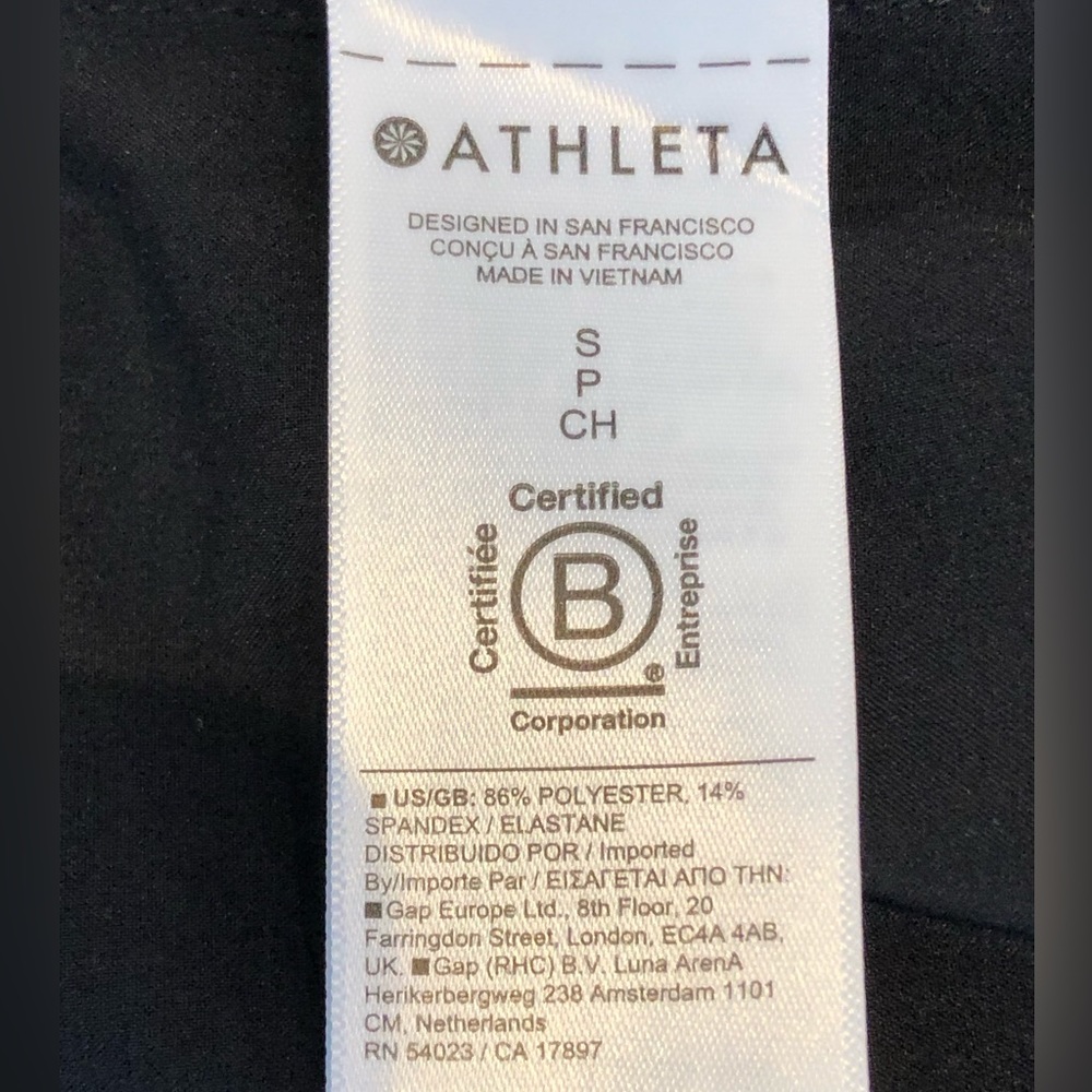 NWOT ATHLETA sS blk sleeveless shirt Hidden button placket Stretch polyester - Picture 3 of 5